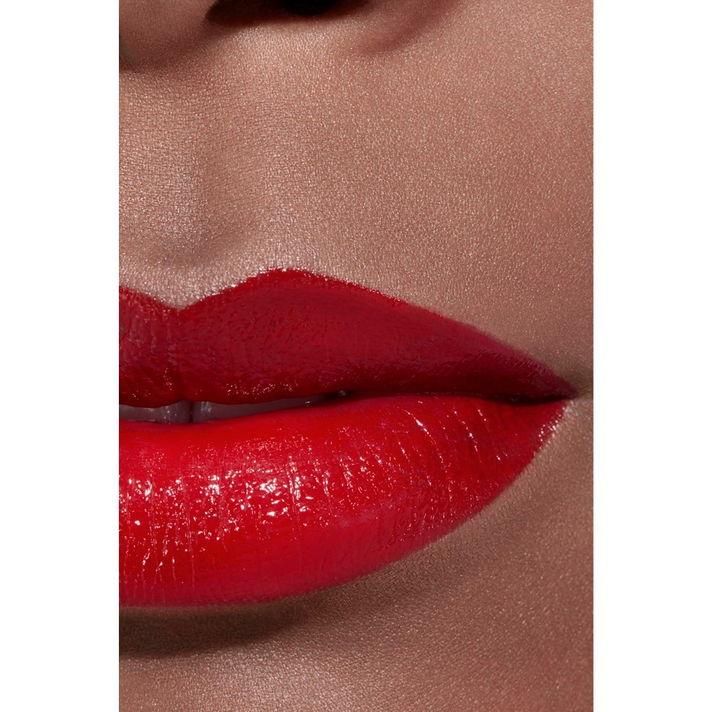 LA BARRA DE LABIOS SATINADA DE LARGA DURACI&Oacute;N, TRATAMIENTO HIDRATANTE Y ALISANTE
